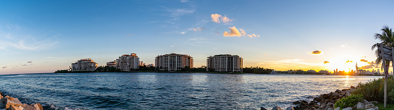 日落时迈阿密城市天际线全景图