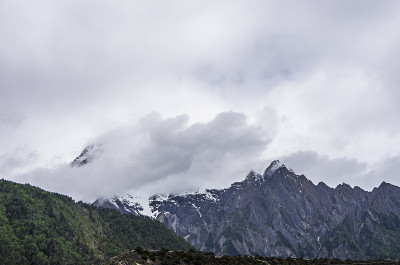 草原雪山
