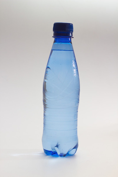 特写的蓝色瓶子水对白色的背景