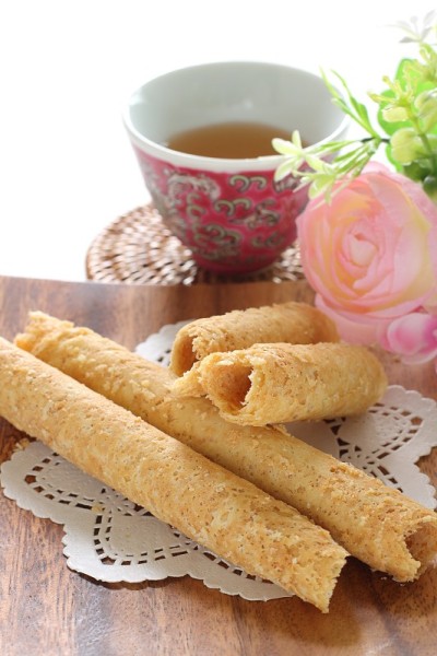 中国菜，蛋卷饼放在木盘上