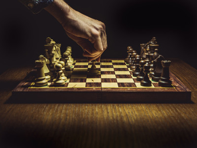 棋盘放在桌上，先动近景一击不行