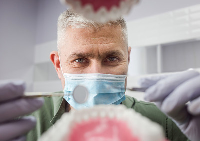 牙医在病人张开的嘴巴上看牙齿。口腔护理。内部vew