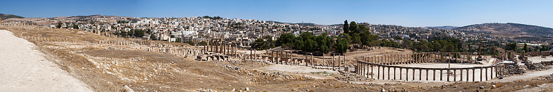 Jerash:现代Jerash的天际线，椭圆广场，考古遗址的主要广场，和Cardo Maximus，