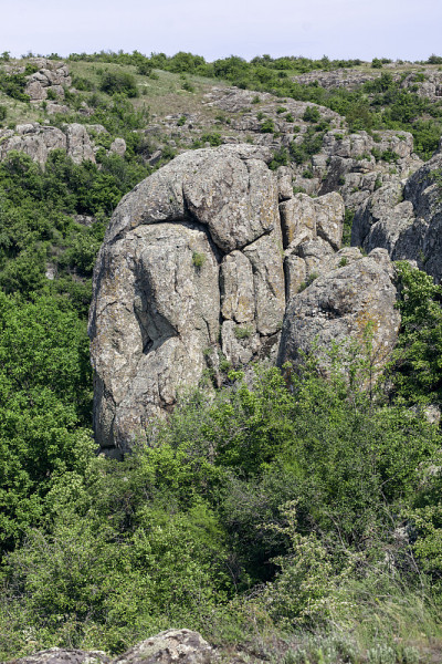 峡谷。花岗岩岩石