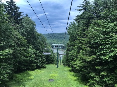 从西弗吉尼亚州的山顶俯瞰阿勒格尼山脉，湖面宁静