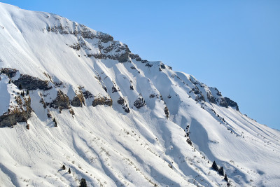滑雪板和滑雪板在山上排列成行