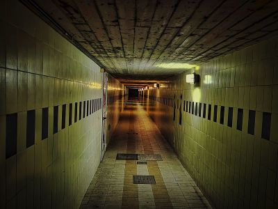 道路地下通道狭窄、黑暗、令人不安的走廊