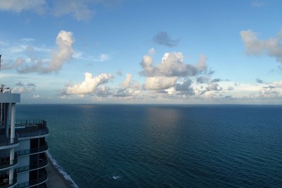 海景日落鸟瞰图。阳光群岛海滩，迈阿密，美国。伟大的景观。假期旅行。热带旅行。