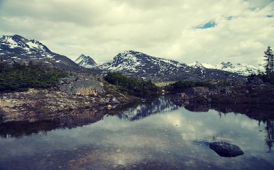 加拿大不列颠哥伦比亚省夏季的雪山峰，沿着克朗代克高速公路