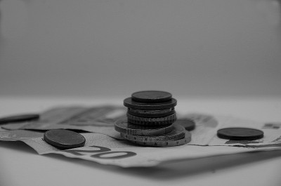 货币欧元叠硬币黑色和白色