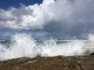 夏威夷考艾岛冬季雨天的波利黑尔海滩。