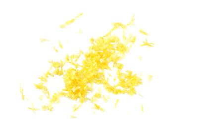 柠檬皮被分离在白色背景上。健康的食物