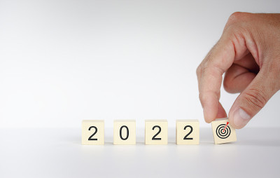 手推木立方目标目标2022年新年概念，手机贴2022年新年，商业愿景和横向大小形象。
