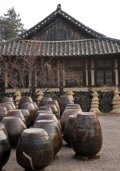 泡菜坛子在传统的韩国房子前面