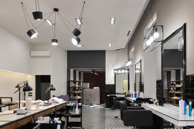 由美甲店和理发店组成的现代化的美容院内饰。