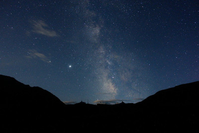 星空和银河在山中。