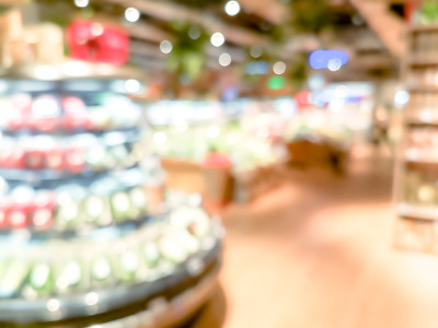 用超市商店的散景模糊背景