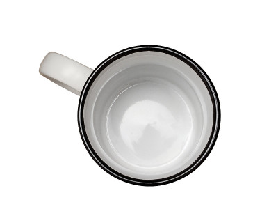 有把手的空陶瓷杯，用来盛茶或咖啡。白色背景上的特写，俯视图