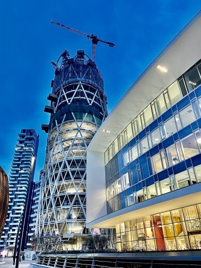 在米兰的Gae Aulenti现代建筑