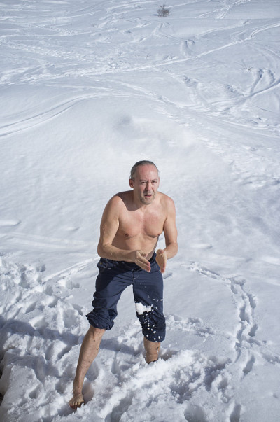 一个成年人在雪地里做冷冻疗法
