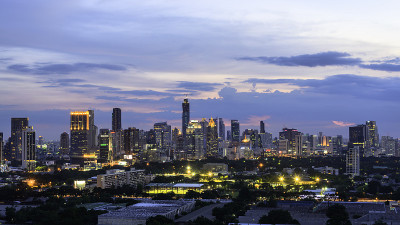 曼谷市景，黄昏时分高楼林立的商业区(泰国曼谷)