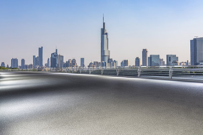 全景天际线和现代商业办公建筑与空的道路，空的混凝土广场地板
