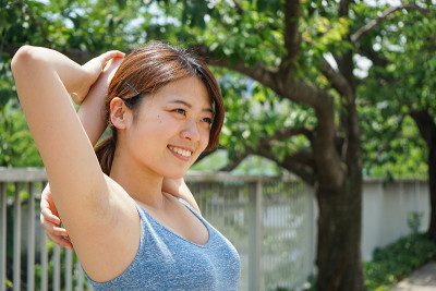 年轻的女人在为gogging热身