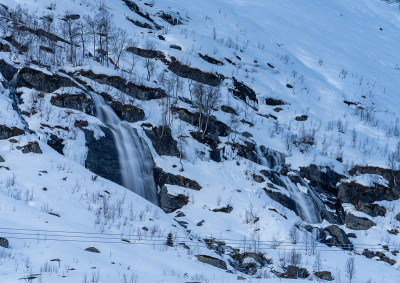 Røldal瀑布在冬末，山坡被雪覆盖