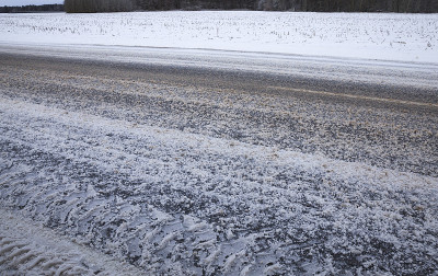 积雪覆盖的道路细节
