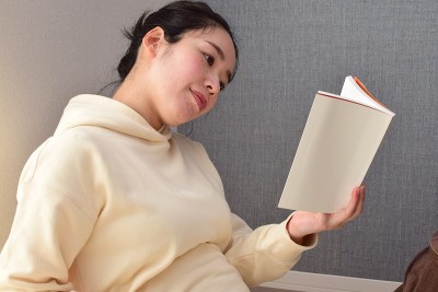 孕妇读一本书