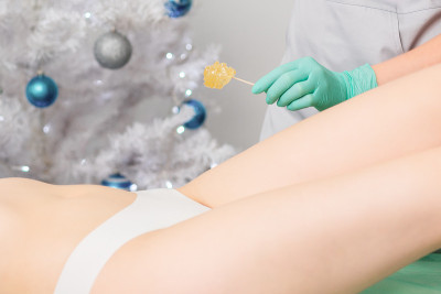 年轻女子正在脱毛