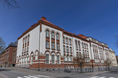 赫尔辛基的历史学校大楼春光明媚，人声鼎立