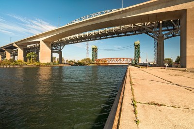 伯灵顿湾James N. Allan Skyway和运河在伯灵顿，安大略