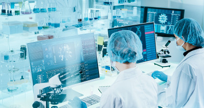 研究冠状病毒的年轻女性微生物学家。未来实验室