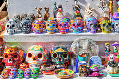 在墨西哥坎昆的里维埃拉玛雅出售典型的墨西哥Calaveras头骨