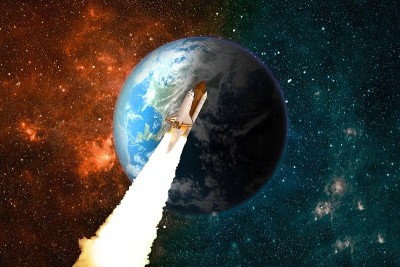 宇宙飞船在星系和行星间航行。绕地球飞行的航天飞机。这张图片的元素是由美国宇航局提供的