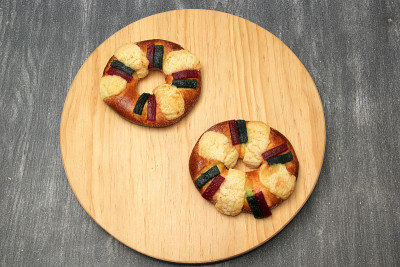 roscón, rosca de Reyes或国王蛋糕是一种甜的面团面包，上面装饰着蜜饯或蜜饯水果，