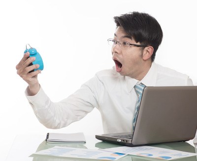 年轻人在办公室加班
