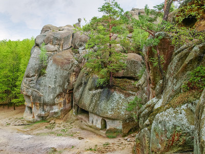 古老的防御性岩洞复合体Dovbush Rocks，乌克兰