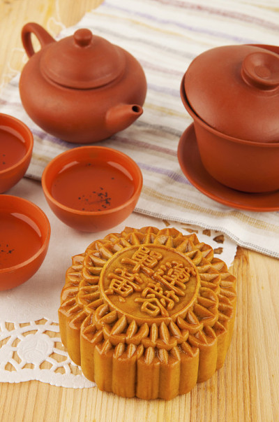 桌上摆好了月饼和茶点。