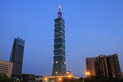 台北101，台湾台北的高层建筑(夜景)