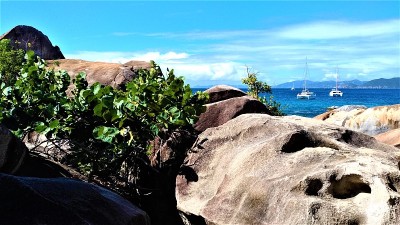 巨大的岩石，天堂般的白色沙滩和清澈的海水在维尔京戈达岛，加勒比