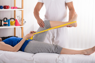 理疗师用运动带进行腿部治疗