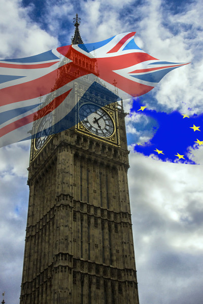 英国伦敦，米字旗对着大本钟挥舞
