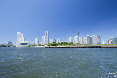 从海上眺望横滨地标塔周围