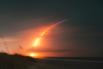 SpaceX猎鹰9号火箭在墨尔本海滩发射