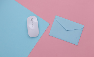 在线支付。电脑鼠标，粉蓝色背景的信封。前视图。