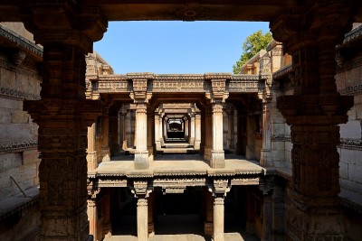 Adalaj stewell是印度古吉拉特邦艾哈迈达巴德附近的Adalaj村的一座印度教建筑。