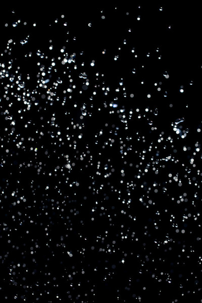 雨滴落在黑色的背景上