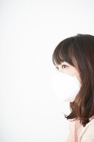 戴着面具的年轻女子